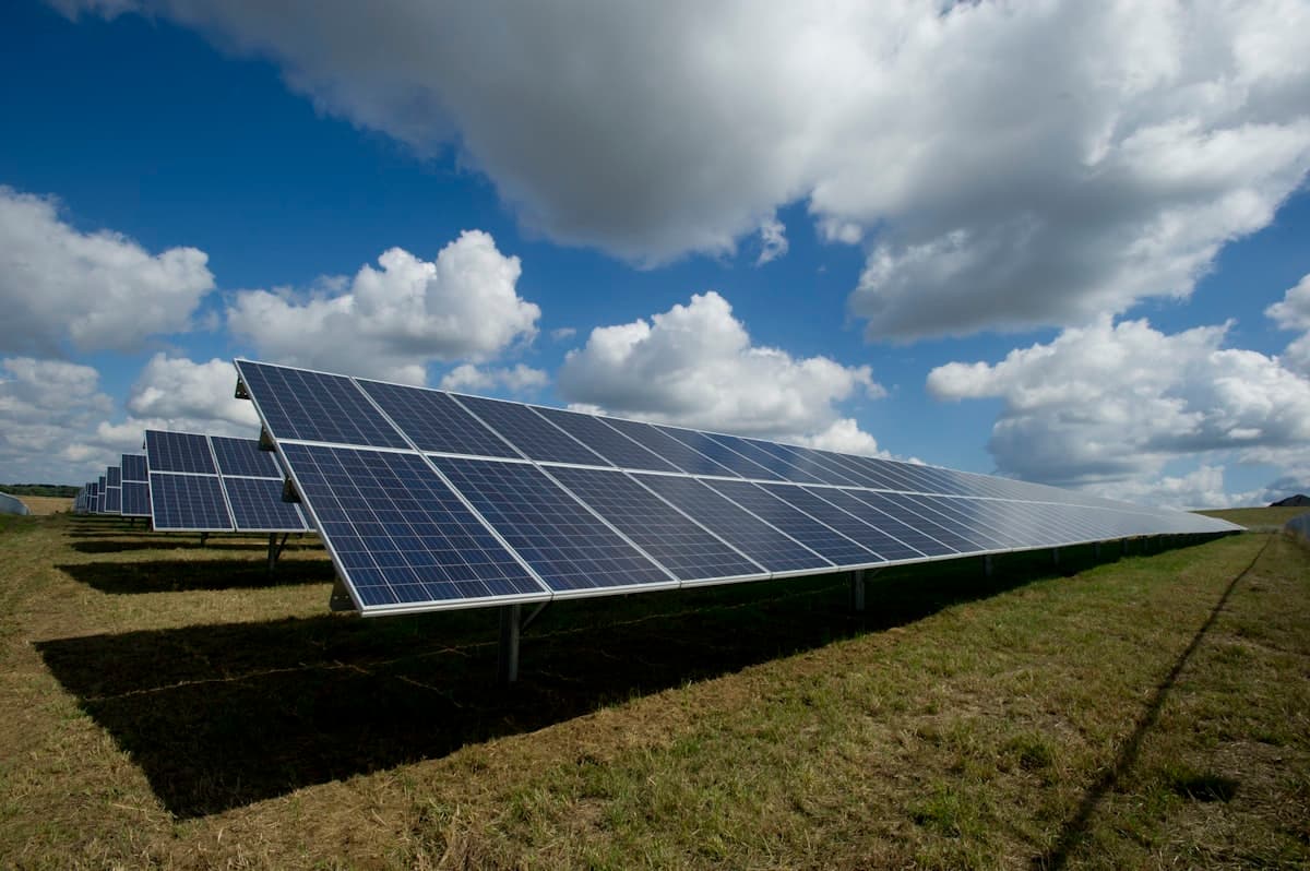 Câmp de panouri fotovoltaice